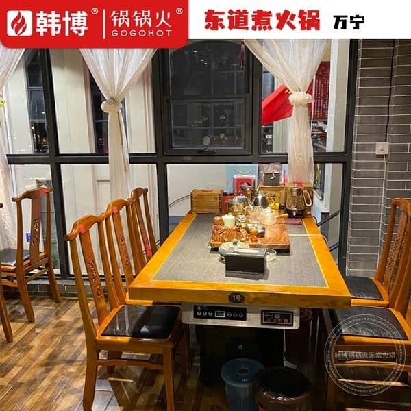 万宁东道煮火锅店内无烟火锅桌展示