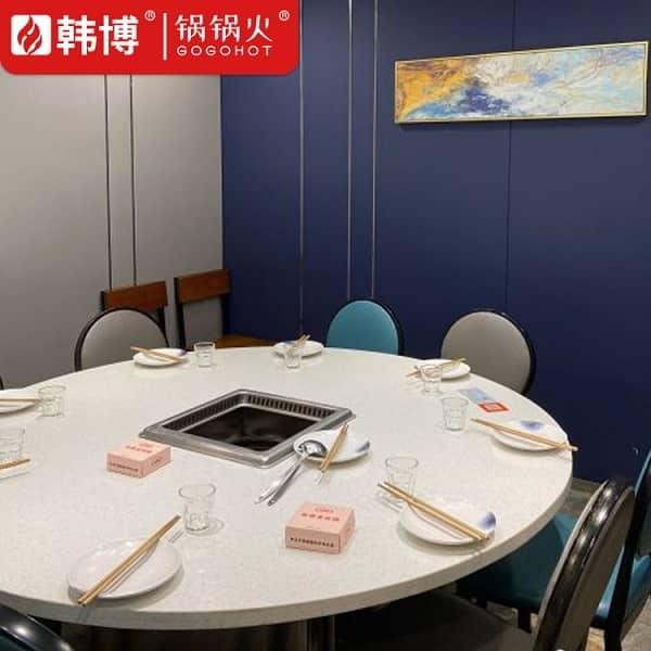 常州牛骨王火锅(武进总店)8人圆桌无烟火锅桌展示