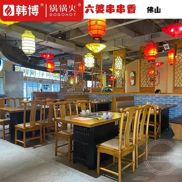 店内黄色实木无烟火锅桌一览